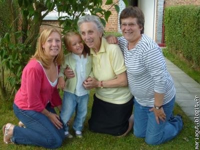 La ch'tite Luane avec sa maman, sa mamy et son arrière grand-mère....