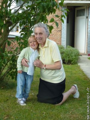 avec son arrière grand-mère...oupsss ma p'tite maman